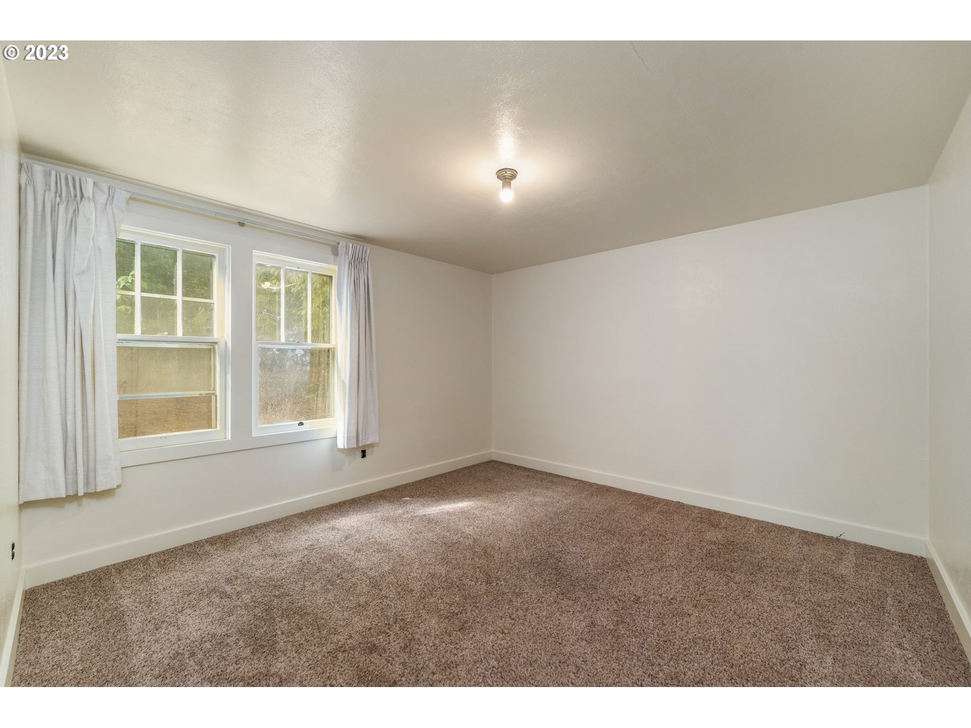3148 Willamette Street Eugene, OR 97405 - Photo 15 of 31 an empty room with windows