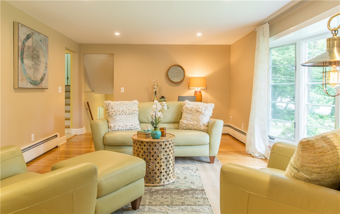 537 Middle Road East Greenwich, RI 02818 - Photo 4 of 26 Gallery Image 4