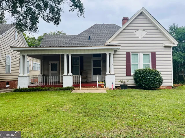 a view of a house with yard and deck