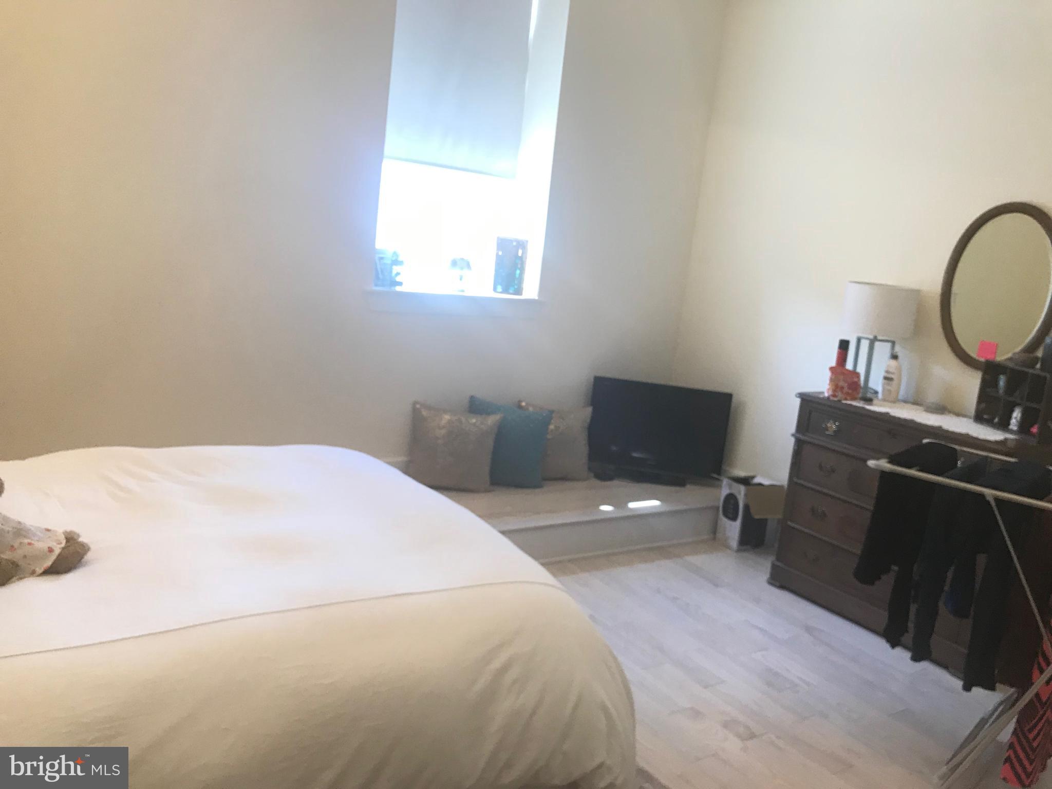 9006 Opera Alley Manassas, VA 20110 - Photo 4 of 19 Bright Bedroom