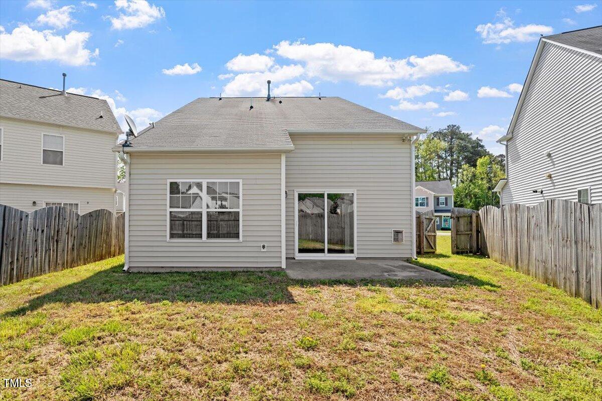 632 Hunters Ridge Drive Fuquay-Varina, NC 27526 - Photo 5 of 28 a front view of a house with a yard