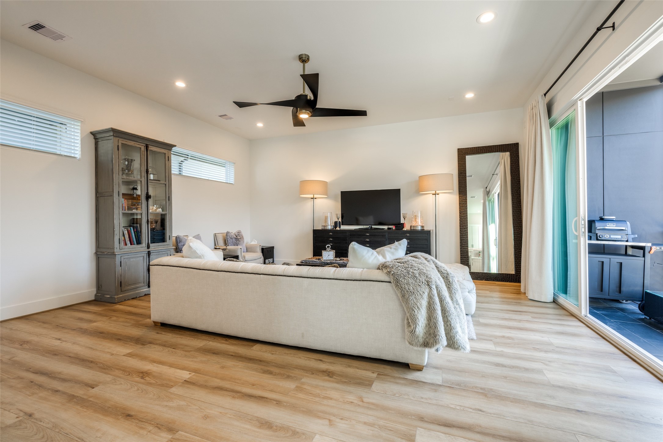 412 North Nagle Street Houston, TX 77003 - Photo 19 of 40 a living room with furniture and a flat screen tv