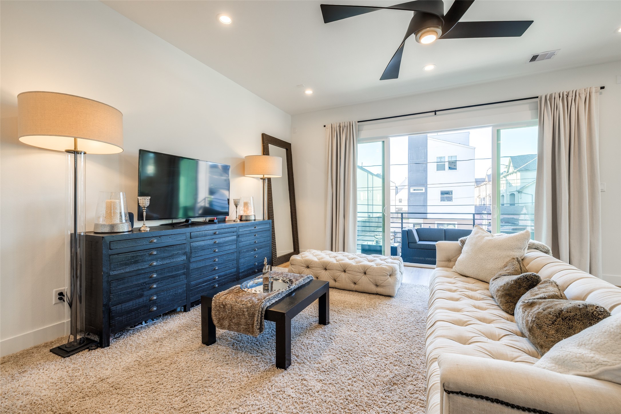 412 North Nagle Street Houston, TX 77003 - Photo 21 of 40 a living room with furniture and a window