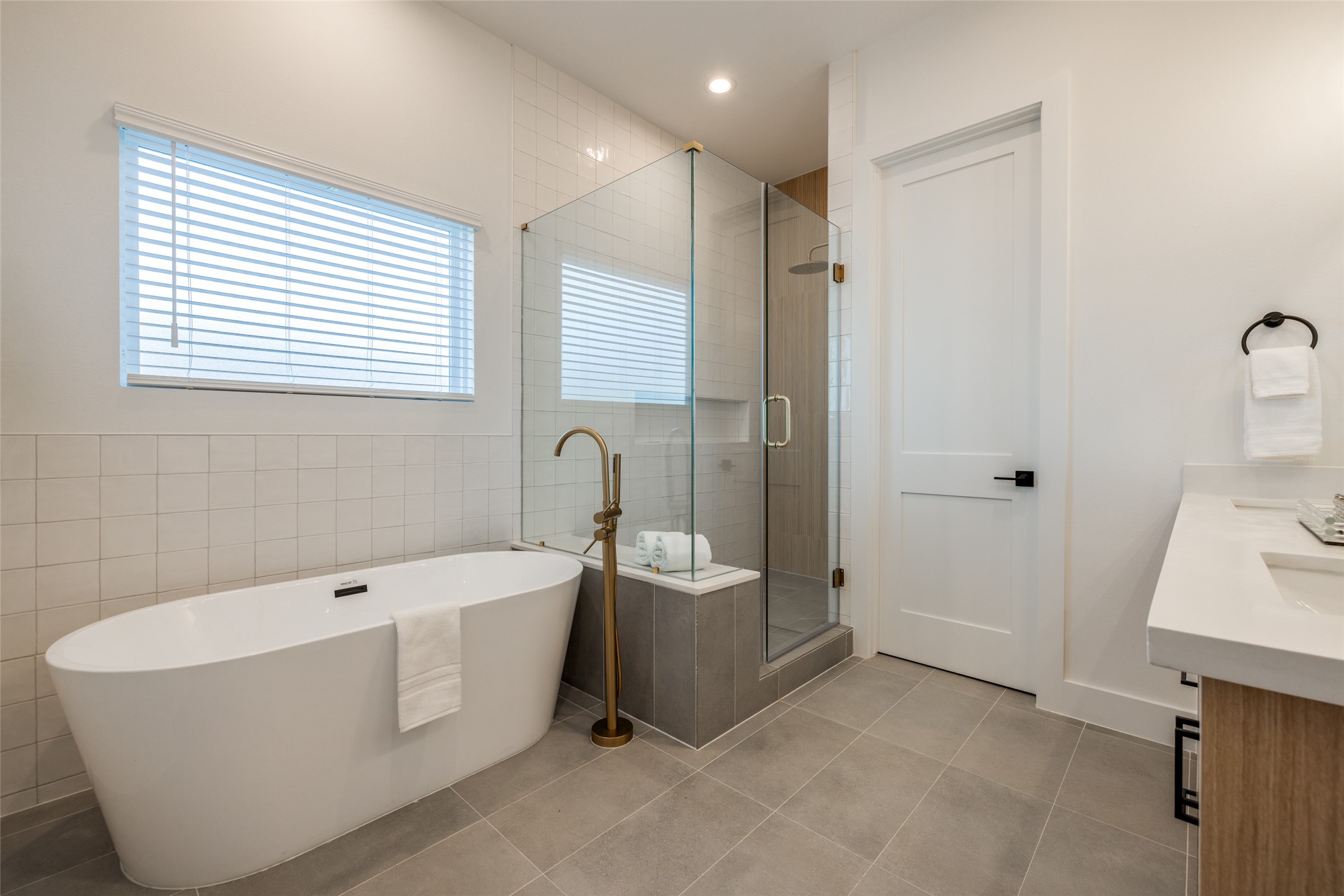 412 North Nagle Street Houston, TX 77003 - Photo 31 of 40 a bathroom with a bathtub and sink