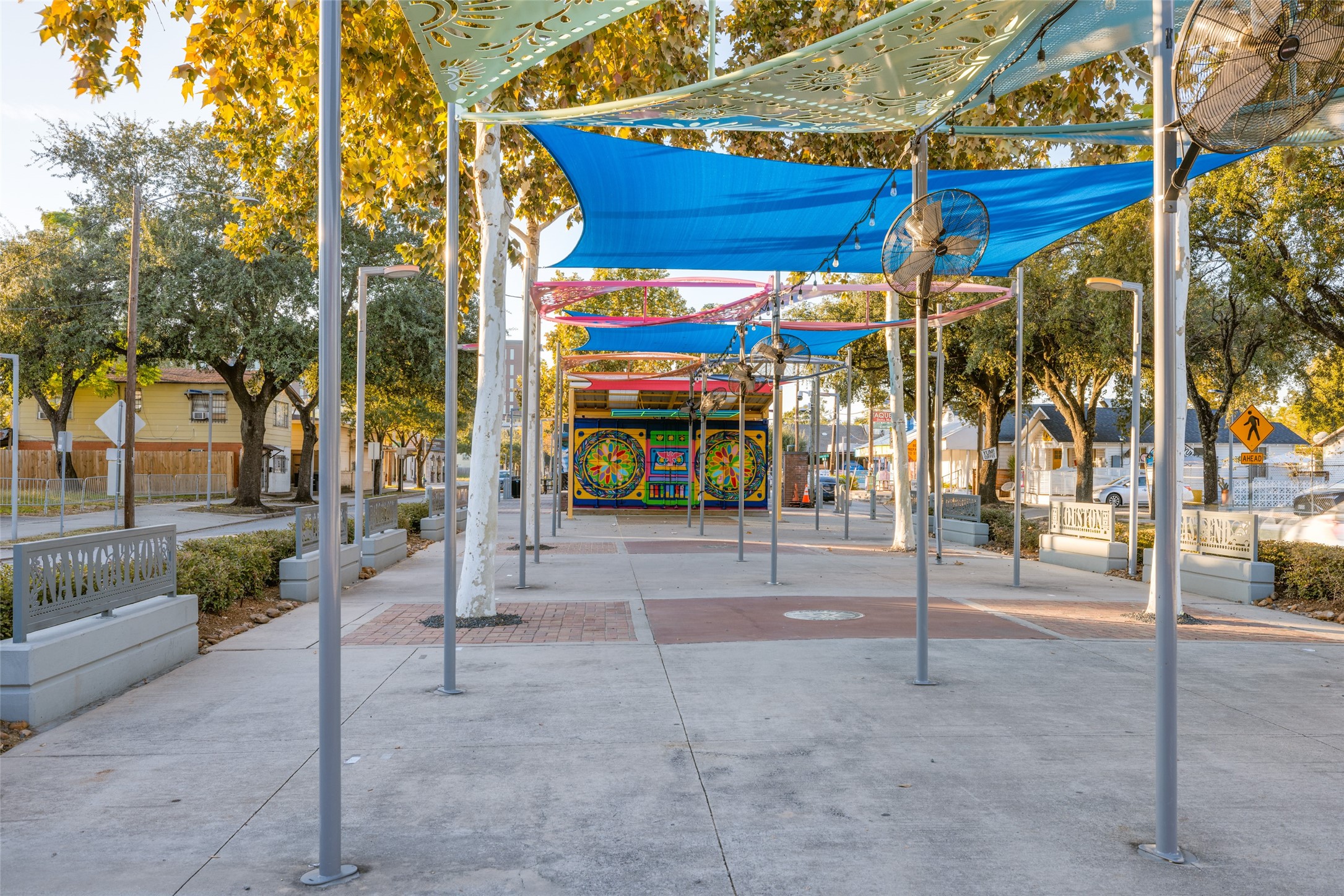 412 North Nagle Street Houston, TX 77003 - Photo 38 of 40 a view of a building with a patio