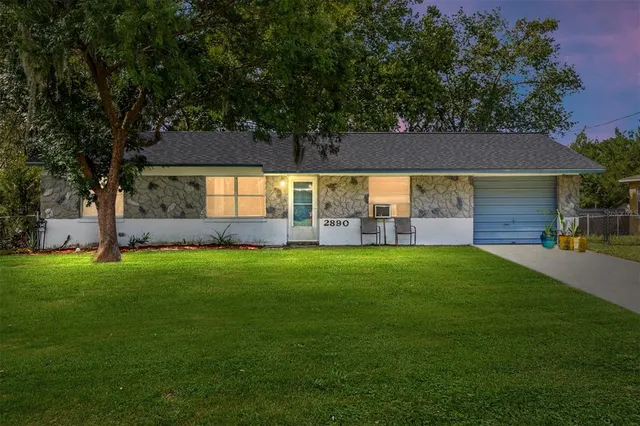 a view of a back yard