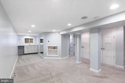 a view of a big room with closet and windows