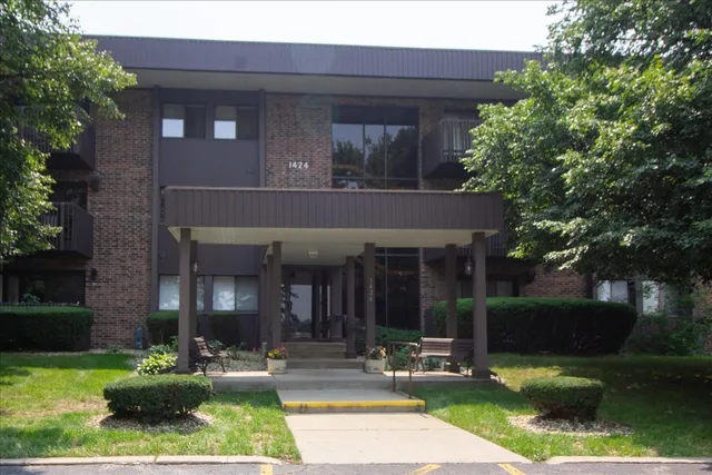 $149,900 | 1424 Woodbridge Road, Unit 2C, Joliet, IL 60436