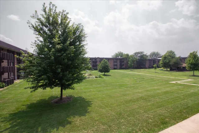 $149,900 | 1424 Woodbridge Road, Unit 2C, Joliet, IL 60436