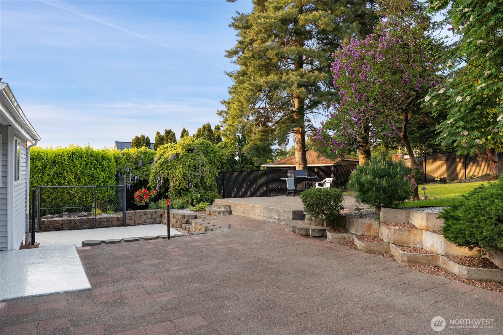 420 Renton Avenue South Renton, WA 98057 - Photo 28 of 40 a view of a patio with table and chairs and potted plants