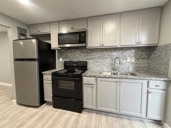 $1,300 | 1420 East 6th Street, Unit D, Irving, TX 75060