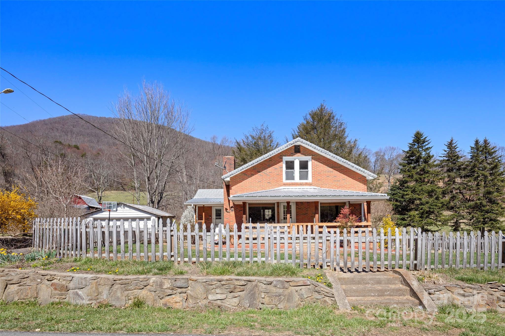 1383 Newfound Road Leicester, NC 28748 - Photo 3 of 39 Gallery Image 3