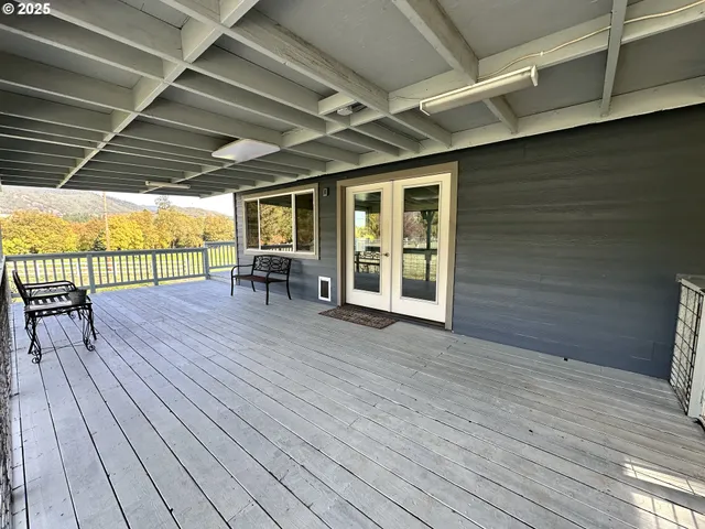 a view of sitting space with wooden floor