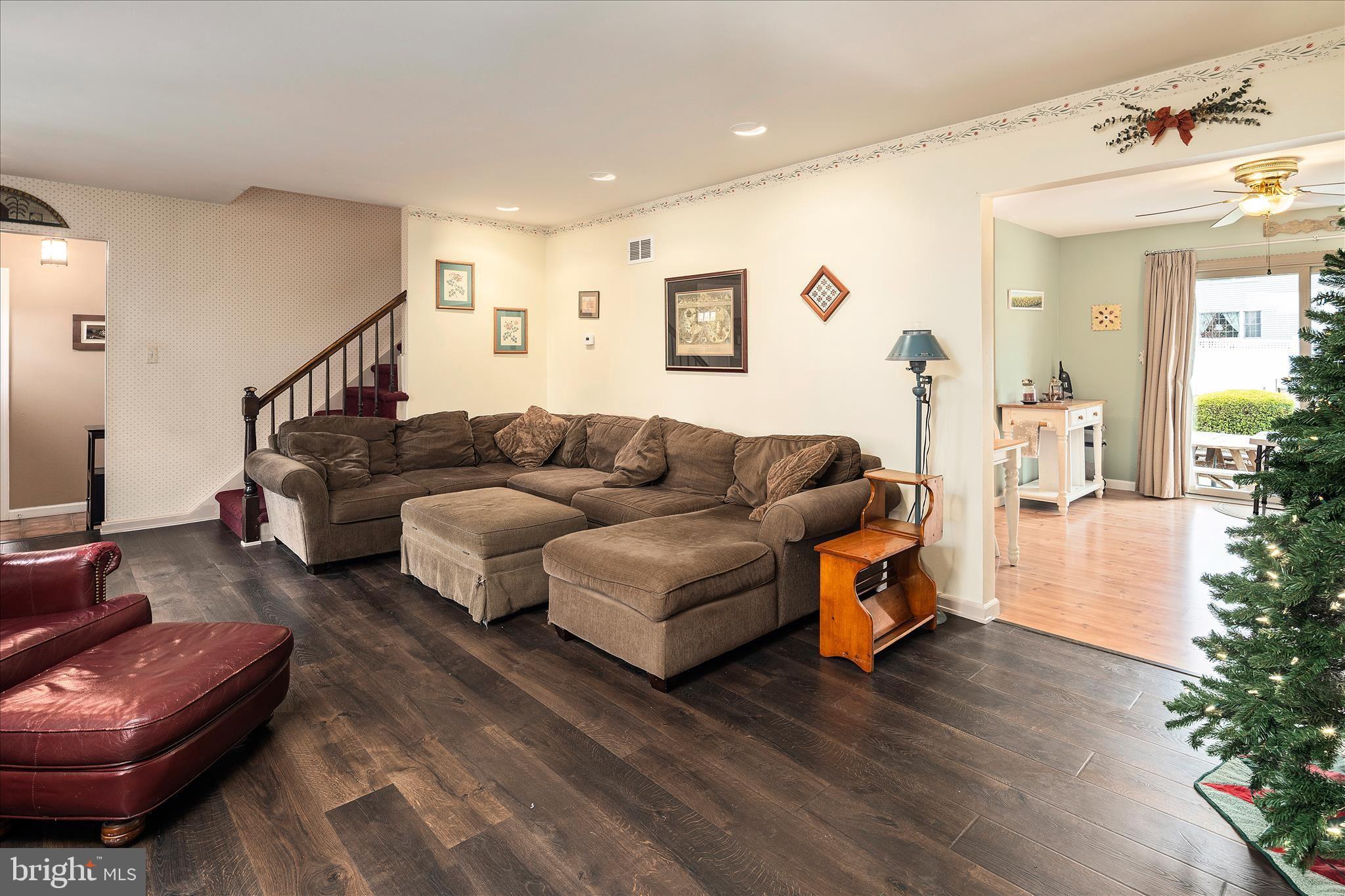 29 Crown Road Ewing, NJ 08638 - Photo 3 of 28 Living Room