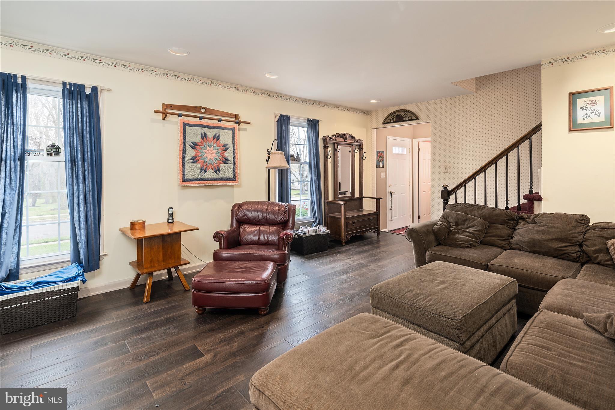 29 Crown Road Ewing, NJ 08638 - Photo 4 of 28 Living Room