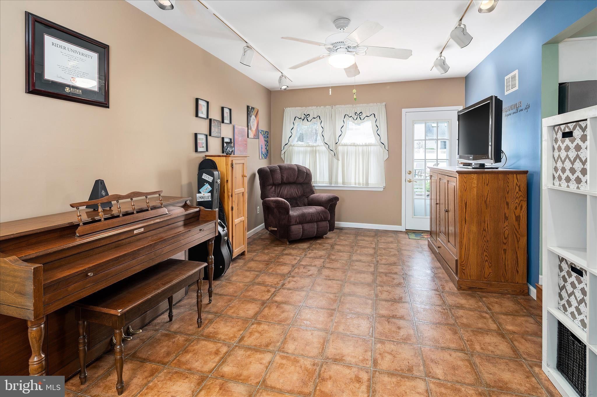 29 Crown Road Ewing, NJ 08638 - Photo 9 of 28 Family Room