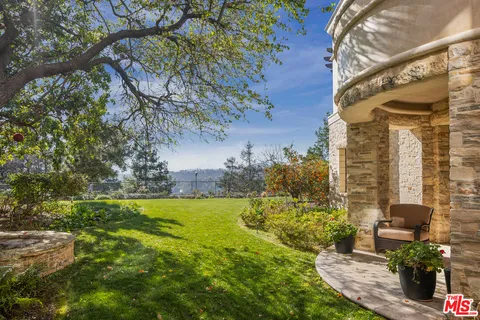 a view of a back yard of the house