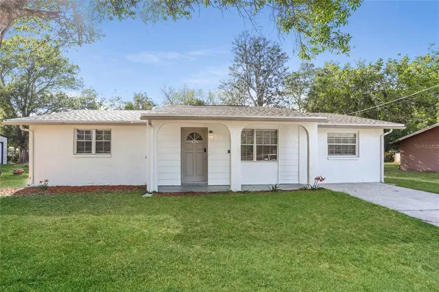 a view of a house with a yard