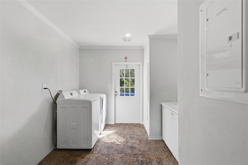 5022 Carol Drive Wesley Chapel, FL 33543 - Photo 17 of 25 a utility room with dryer and washer