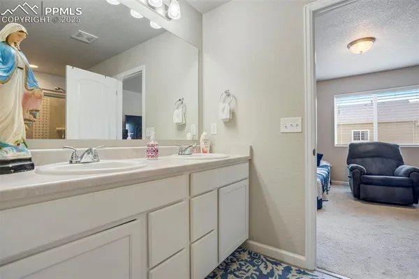 a en suite bathroom with double vanity and a mirror