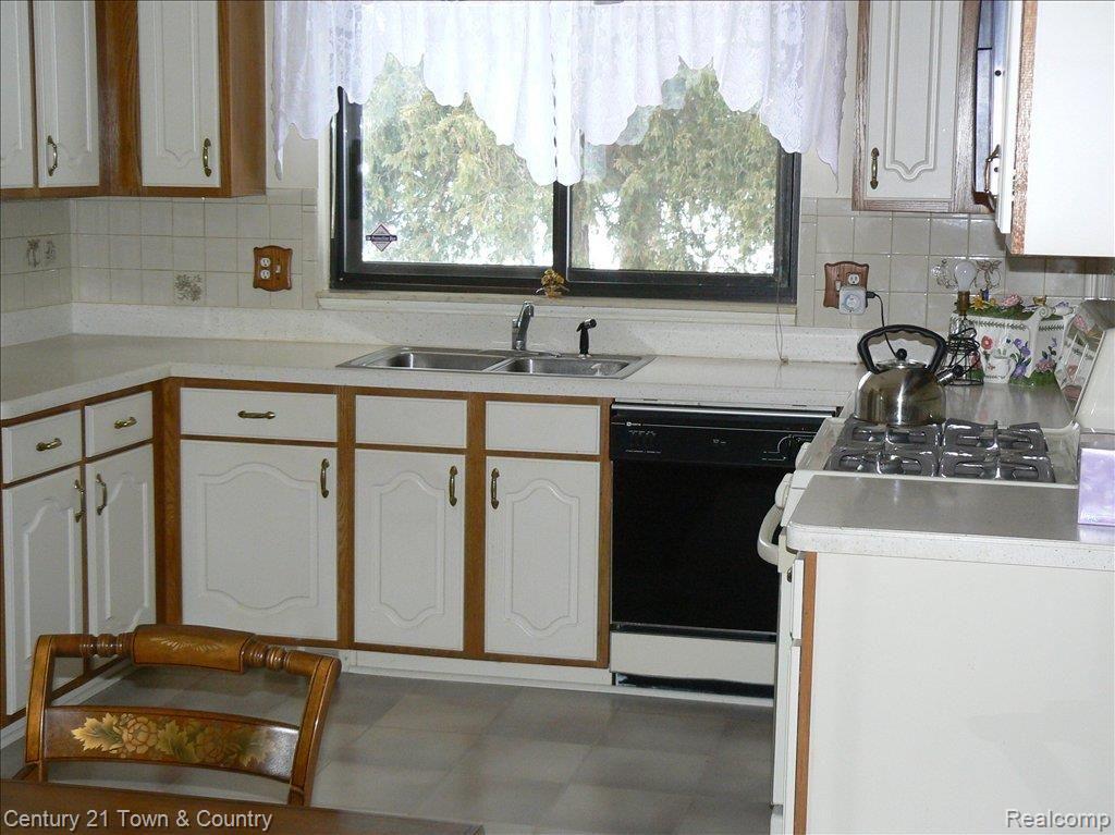 2380 Lassiter Drive Rochester, MI 48309 - Photo 3 of 25 Up-dated Kitchen