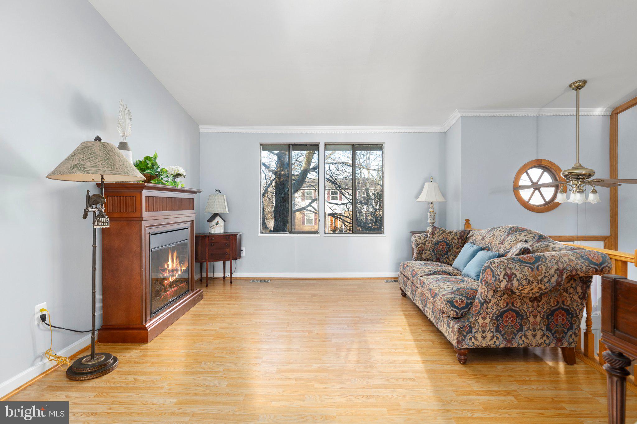 112 North Harrison Road Sterling, VA 20164 - Photo 4 of 26 Bright, spacious living room