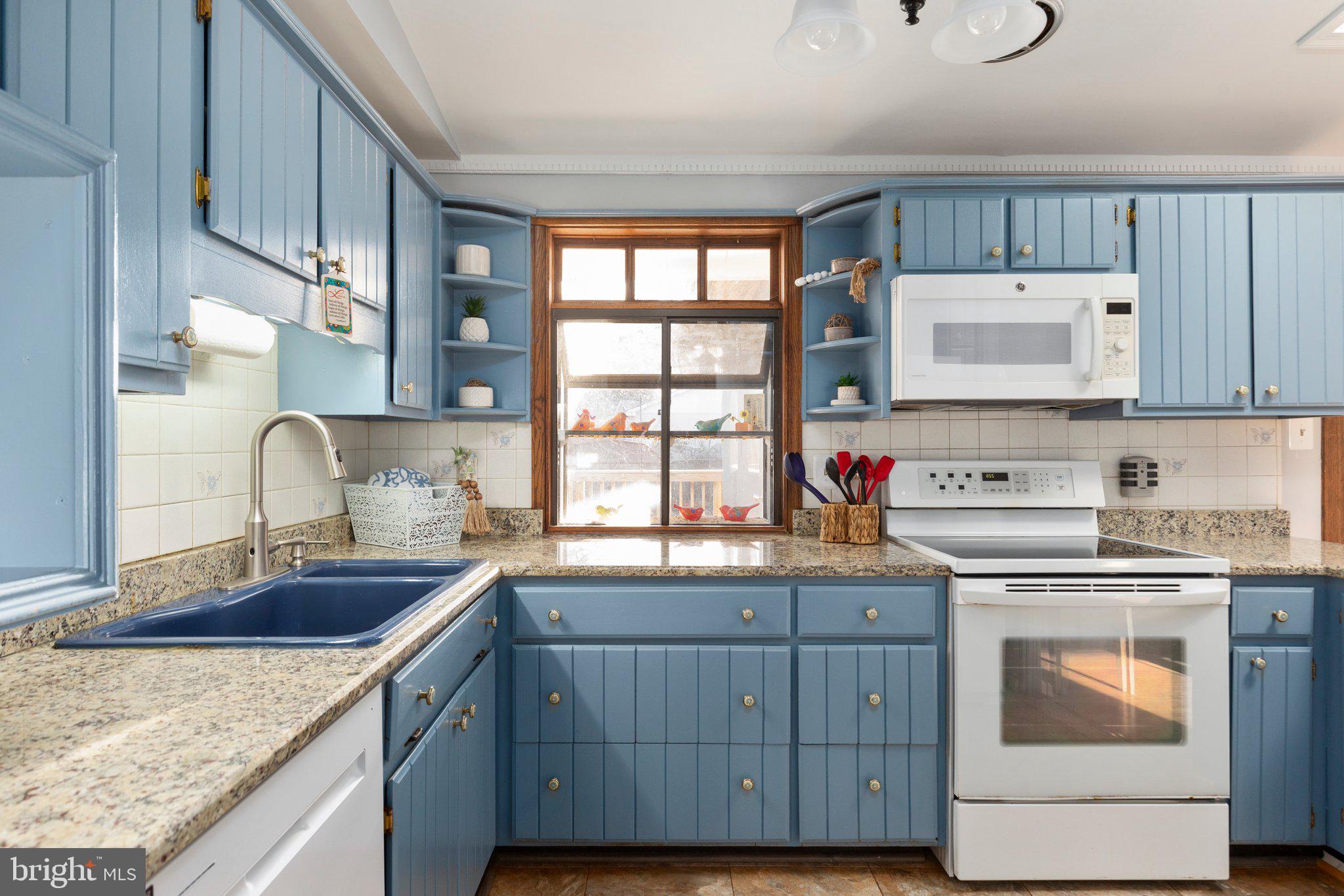 112 North Harrison Road Sterling, VA 20164 - Photo 8 of 26 Granite counters, upgraded appliances
