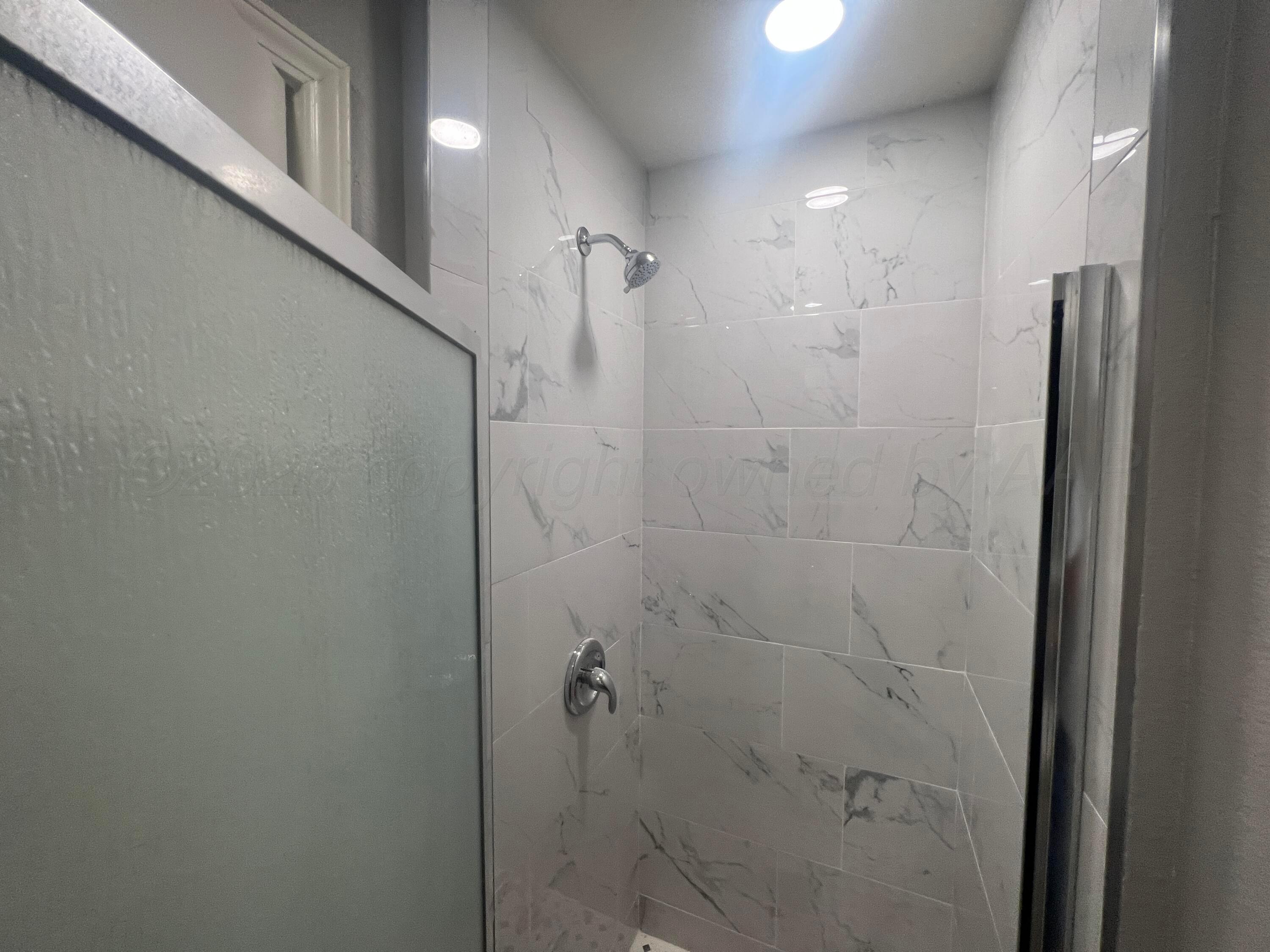 1008 Sugarloaf Drive Amarillo, TX 79110 - Photo 17 of 25 hall shower