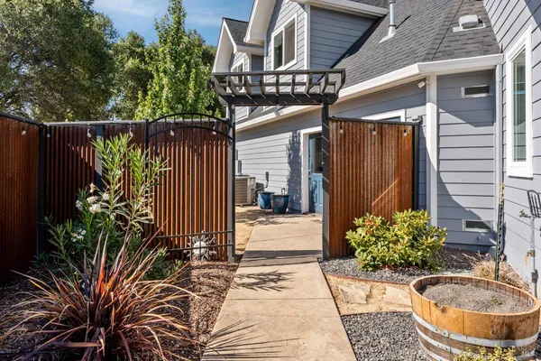 $1,295,000 | 4561 Lake Ridge Road, Ukiah, CA 95482