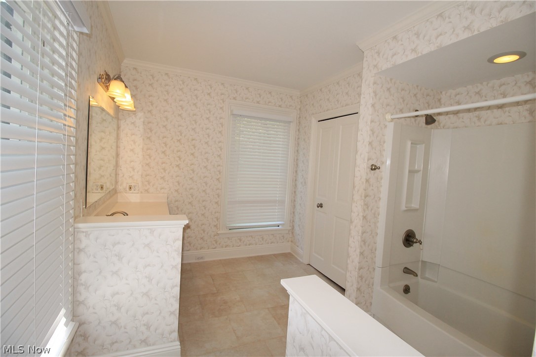 386 East Garfield Road Aurora, OH 44202 - Photo 26 of 35 Upstairs Hallway full Bath