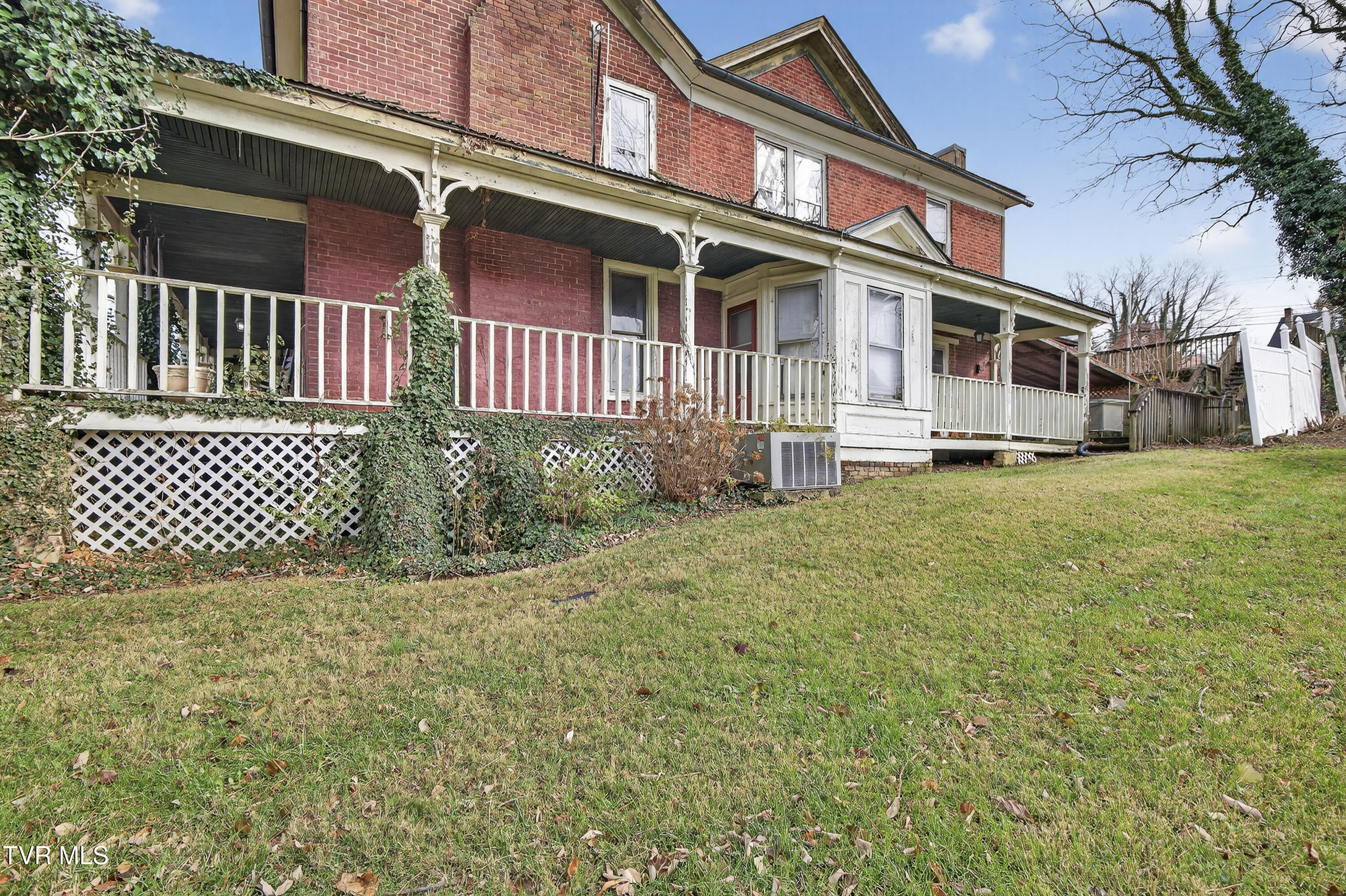 302 Front Street Southwest Abingdon, VA 24210 - Photo 4 of 41 302-Front-St-Abingdon-VA Matt-Smith-Real