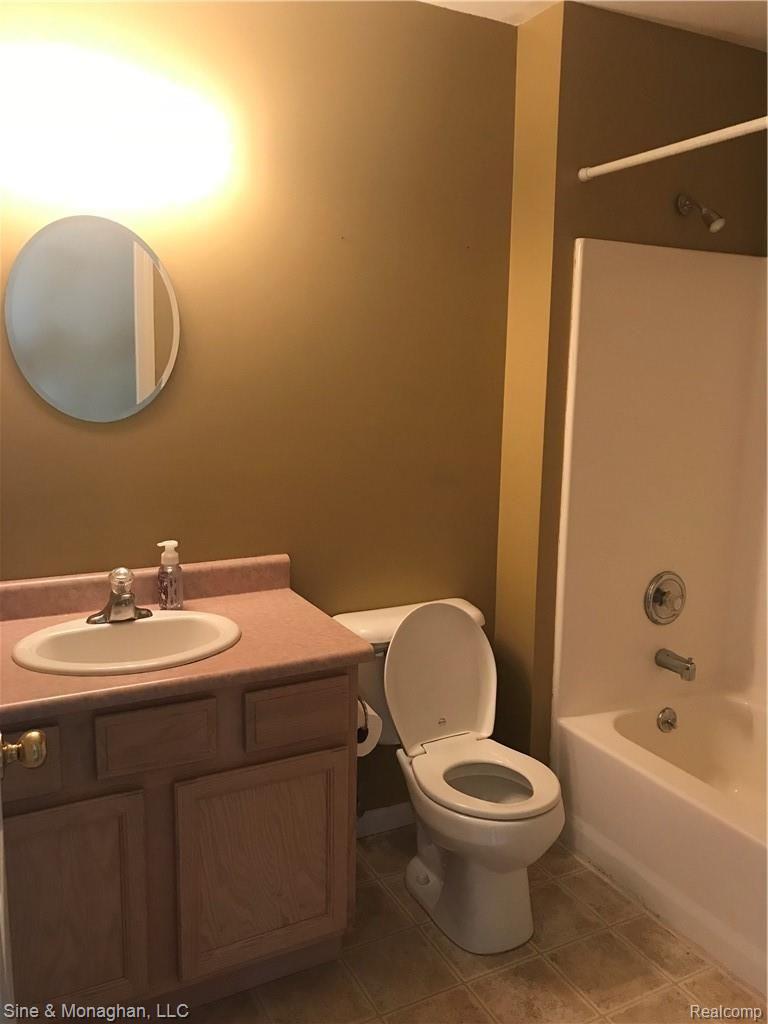 3978 Ravenswood Road Port Huron, MI 48060 - Photo 13 of 23 13.jpg
