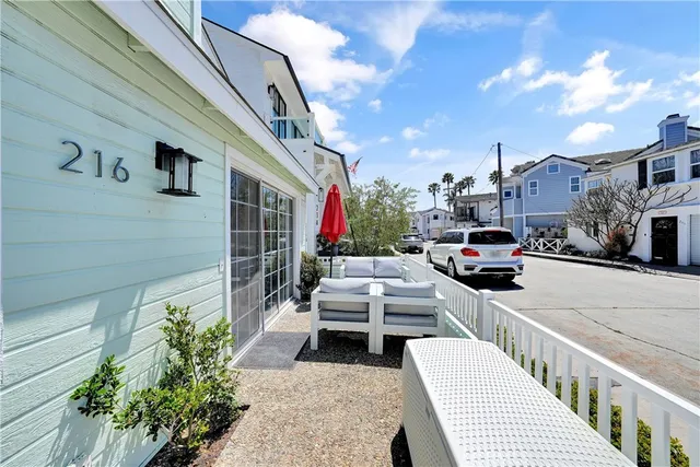 $8,000 | 216 Collins Avenue, Newport Beach, CA 92662