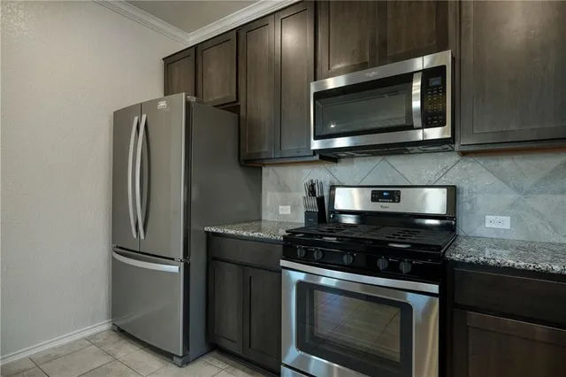 $2,095 | 521 Bradford Lane, Hutto, TX 78634