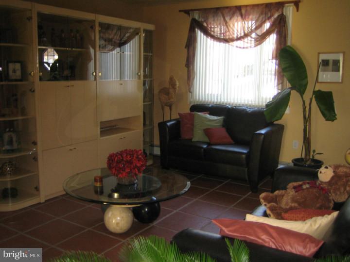 9815 Woodfern Road Philadelphia, PA 19115 - Photo 3 of 24 Living Room