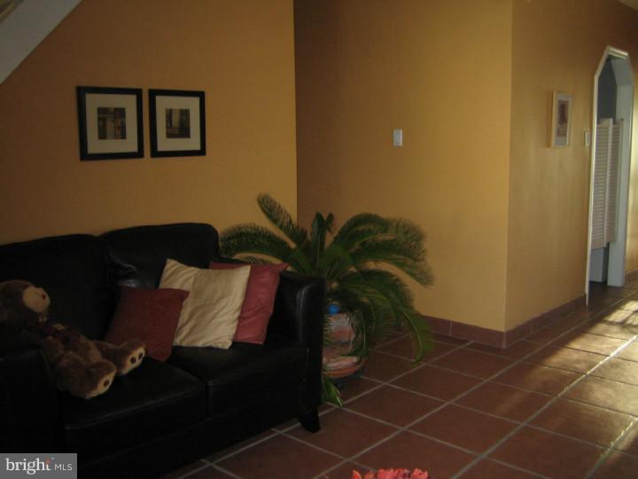 9815 Woodfern Road Philadelphia, PA 19115 - Photo 4 of 24 Living Room