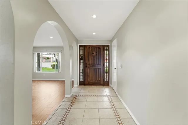 a view of entryway with window