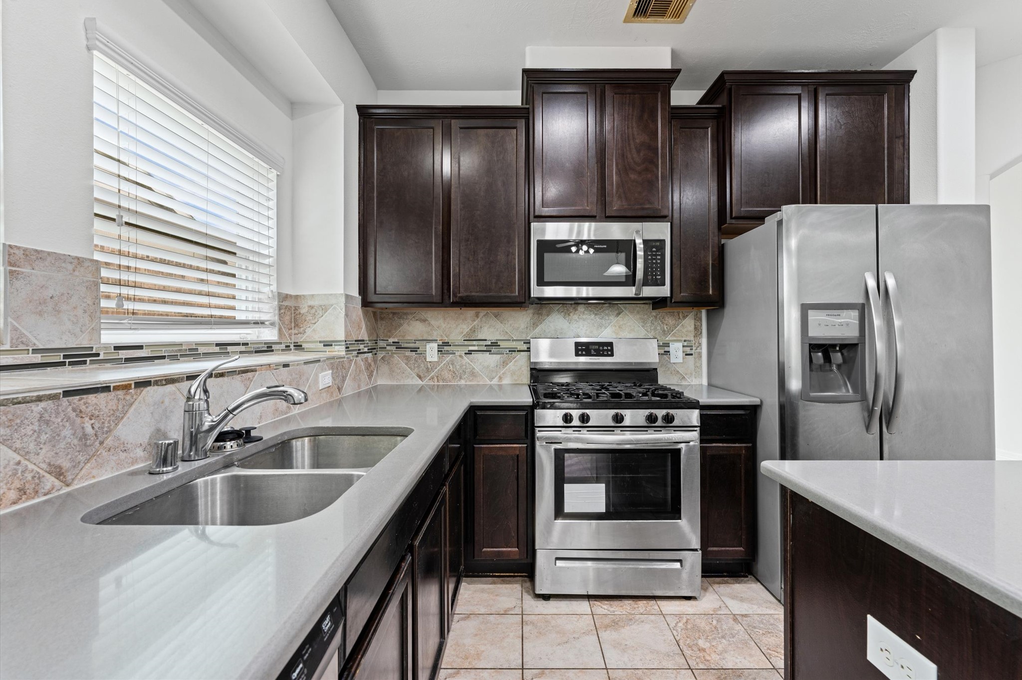 13318 Spruce Orchard Court Rosharon, TX 77583 - Photo 10 of 29