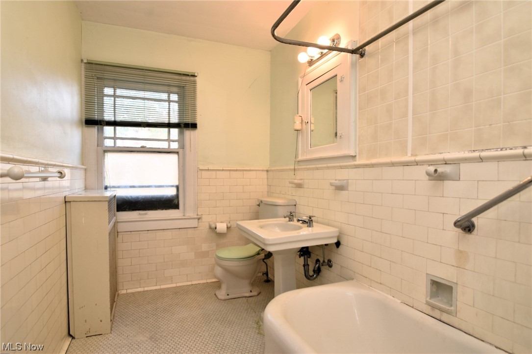 2227 Westminster Road Cleveland, OH 44118 - Photo 23 of 29 2nd Bathroom
