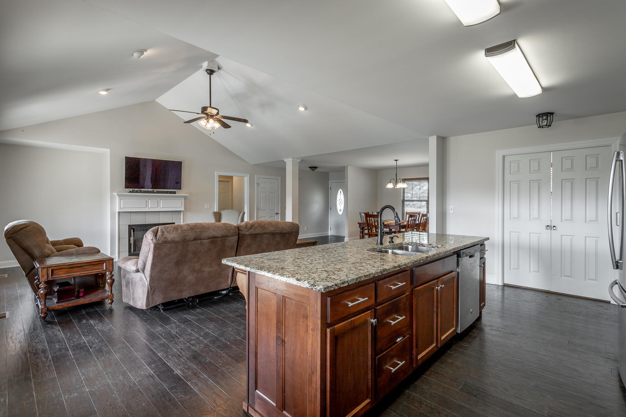 196 Pleasant View Drive Ringgold, GA 30736 - Photo 8 of 62 Large Island