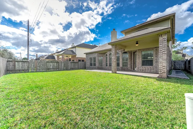 a view of a house with backyard and porch