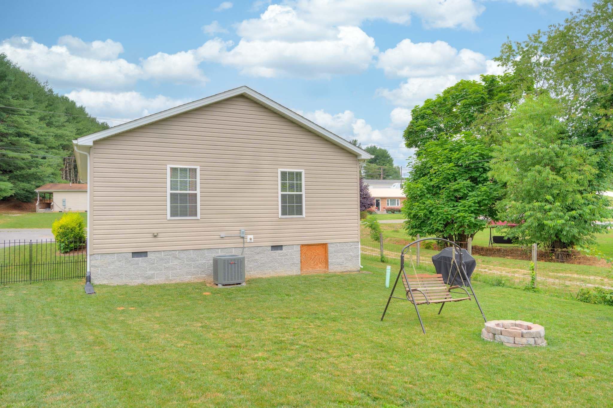 7698 Brooklyn Road Radford, VA 24141 - Photo 6 of 27 Gallery Image 6