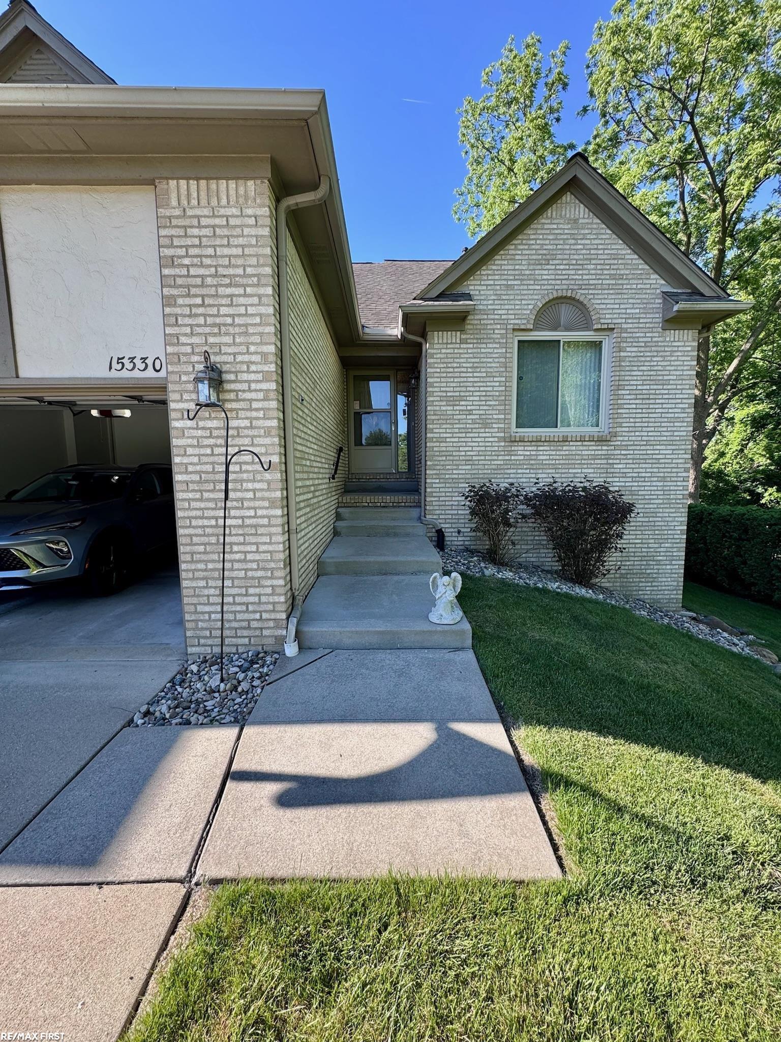 15330 Pebble Pointe Court Clinton Township, MI 48038 - Photo 2 of 33 50212419-462CA274-F89E-479E-8A9B-6D7A68AE3083.JPG