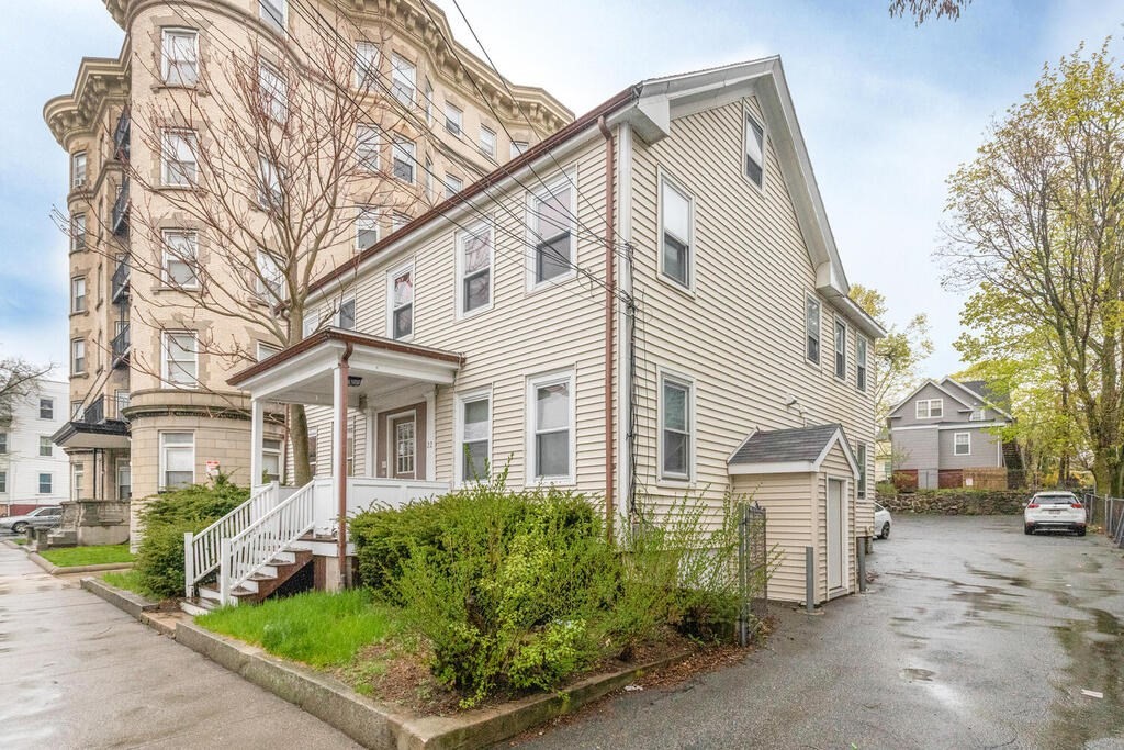 22 Newhall Street Lynn, MA 01902 - Photo 3 of 32