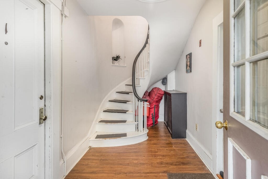 22 Newhall Street Lynn, MA 01902 - Photo 5 of 32