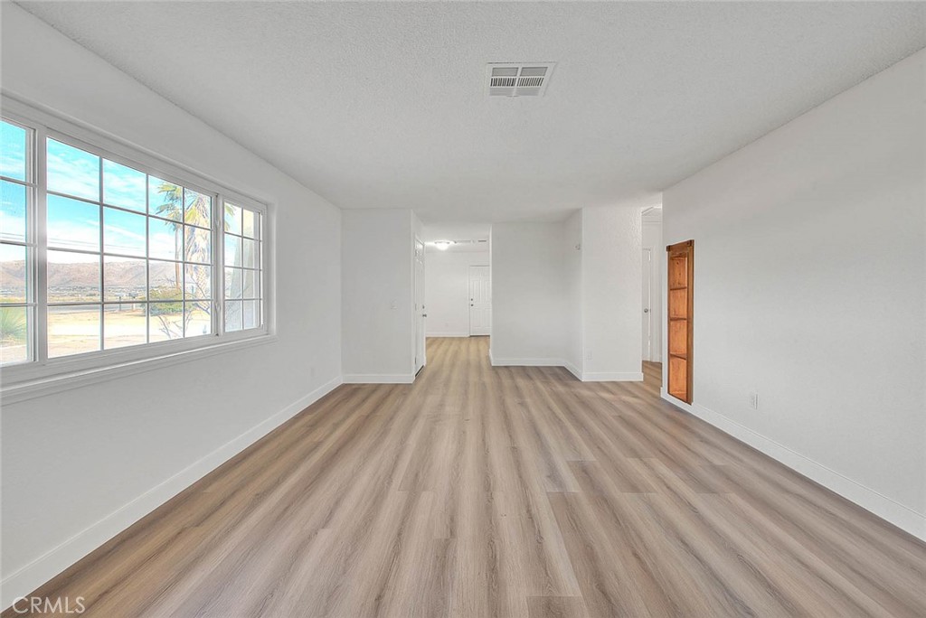 22133 Thunderbird Road Apple Valley, CA 92307 - Photo 12 of 23 Living Room