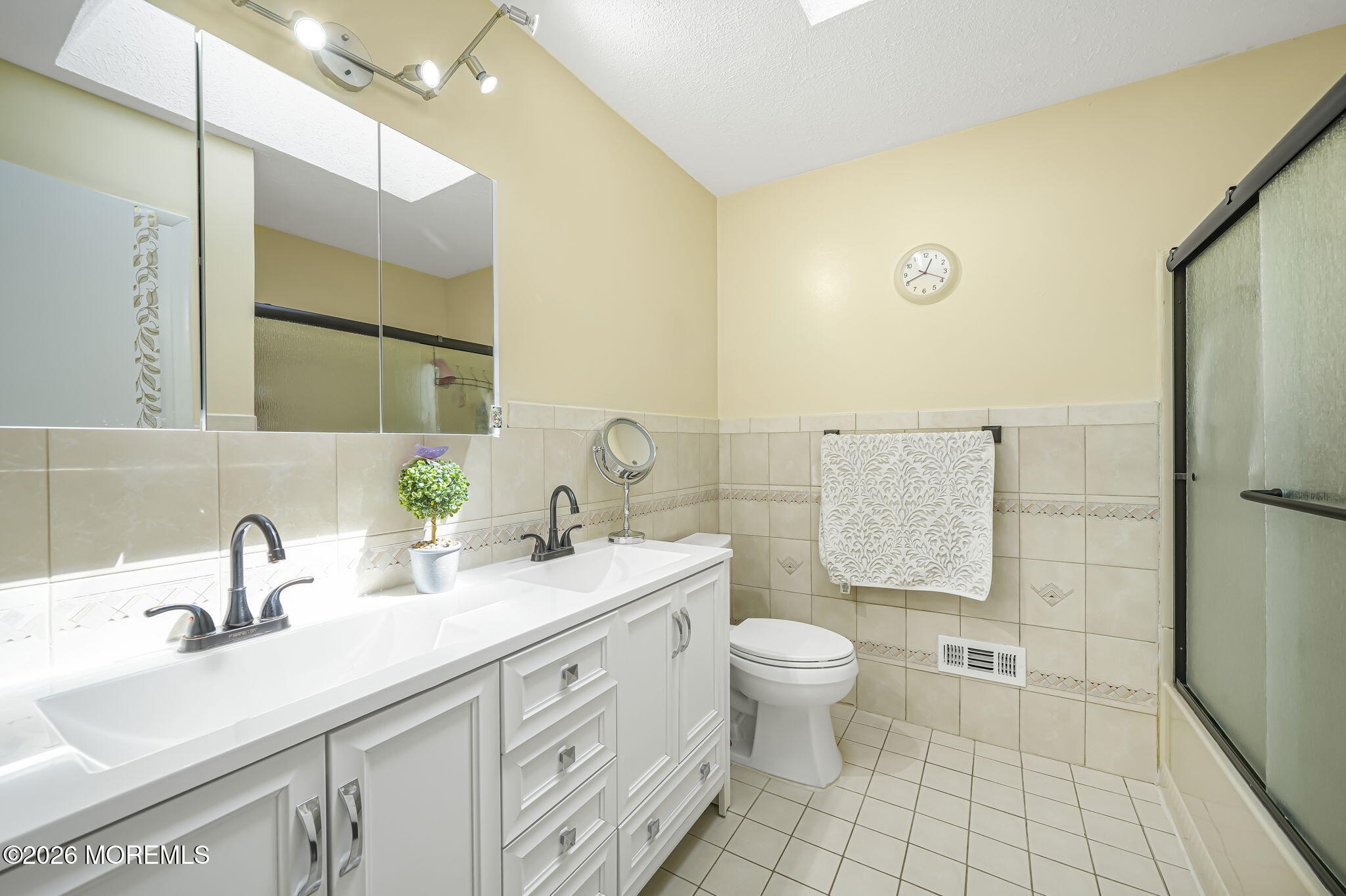 292 Summerhill Road East Brunswick, NJ 08816 - Photo 22 of 32 23-web-or-mls-Photo Apr 11 2026, 9 34 27