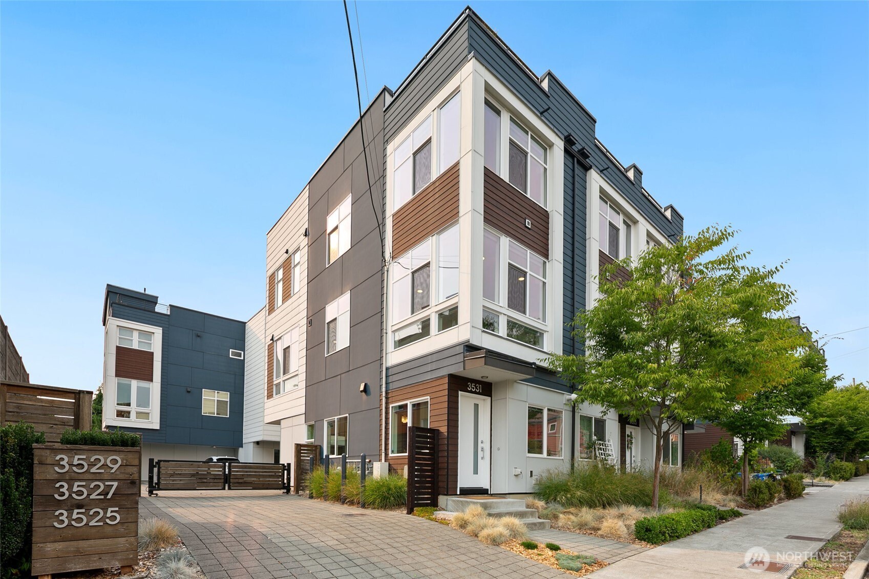 3531 Wallingford Avenue North Seattle, WA 98103 - Photo 33 of 33 a front view of a building