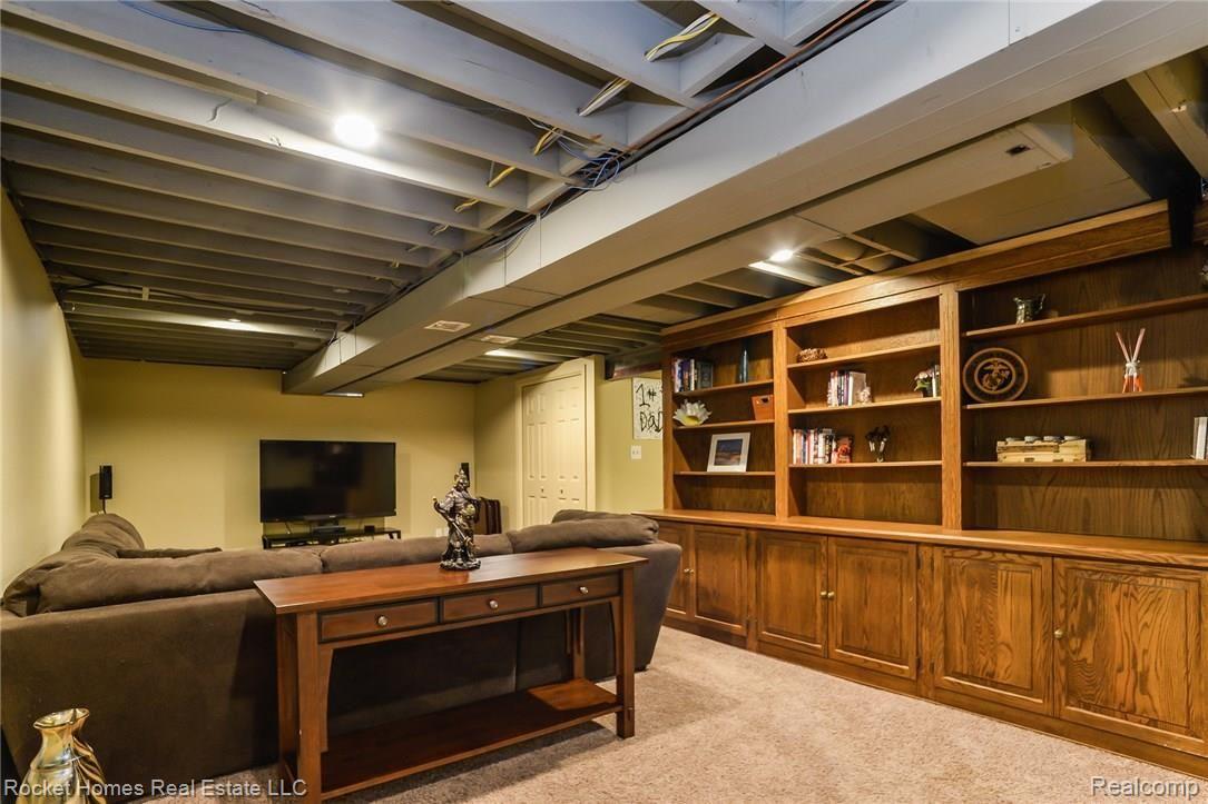 807 Hidden Ridge Drive Troy, MI 48083 - Photo 21 of 32 021-Family_Room-4271460-medium.jpg