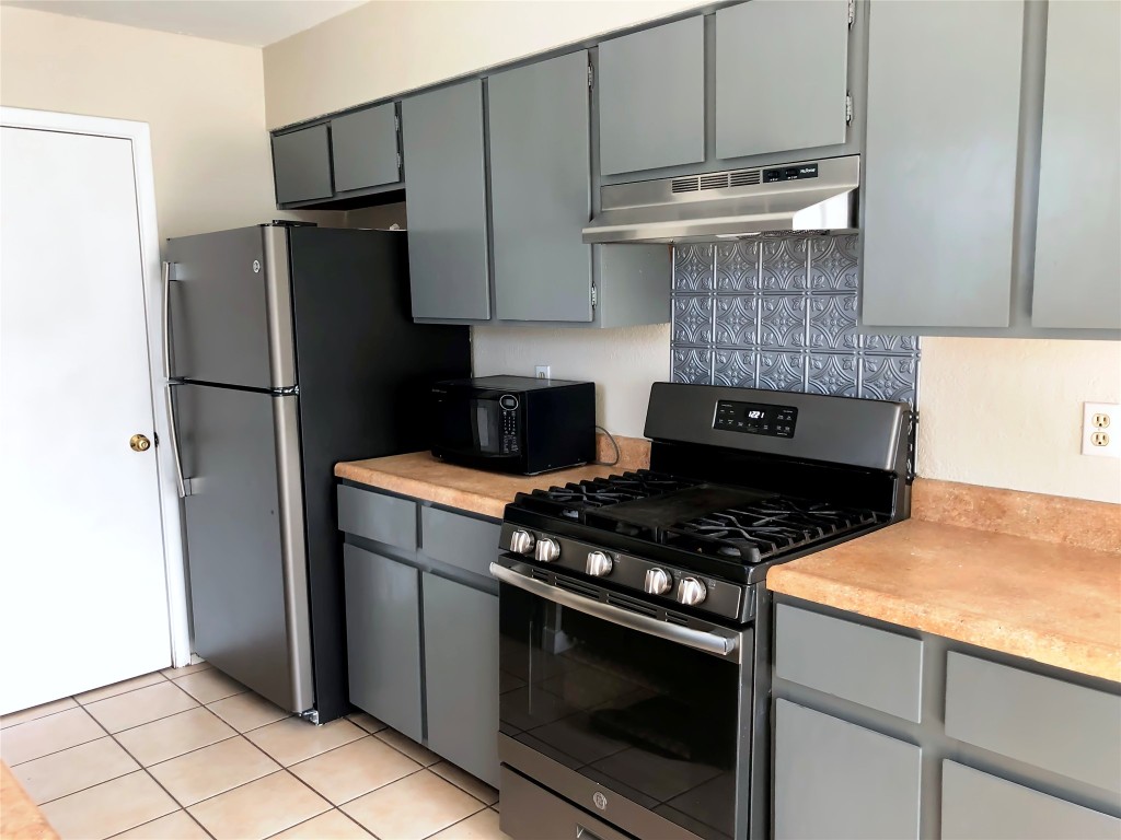 1915 Magazine Street Austin, TX 78727 - Photo 7 of 18 a kitchen with a stove and a refrigerator